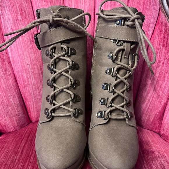 Shoe Dazzle "Brea" Tan Platform Hiker Booties Women's Size 7 - Picture 2 of 8